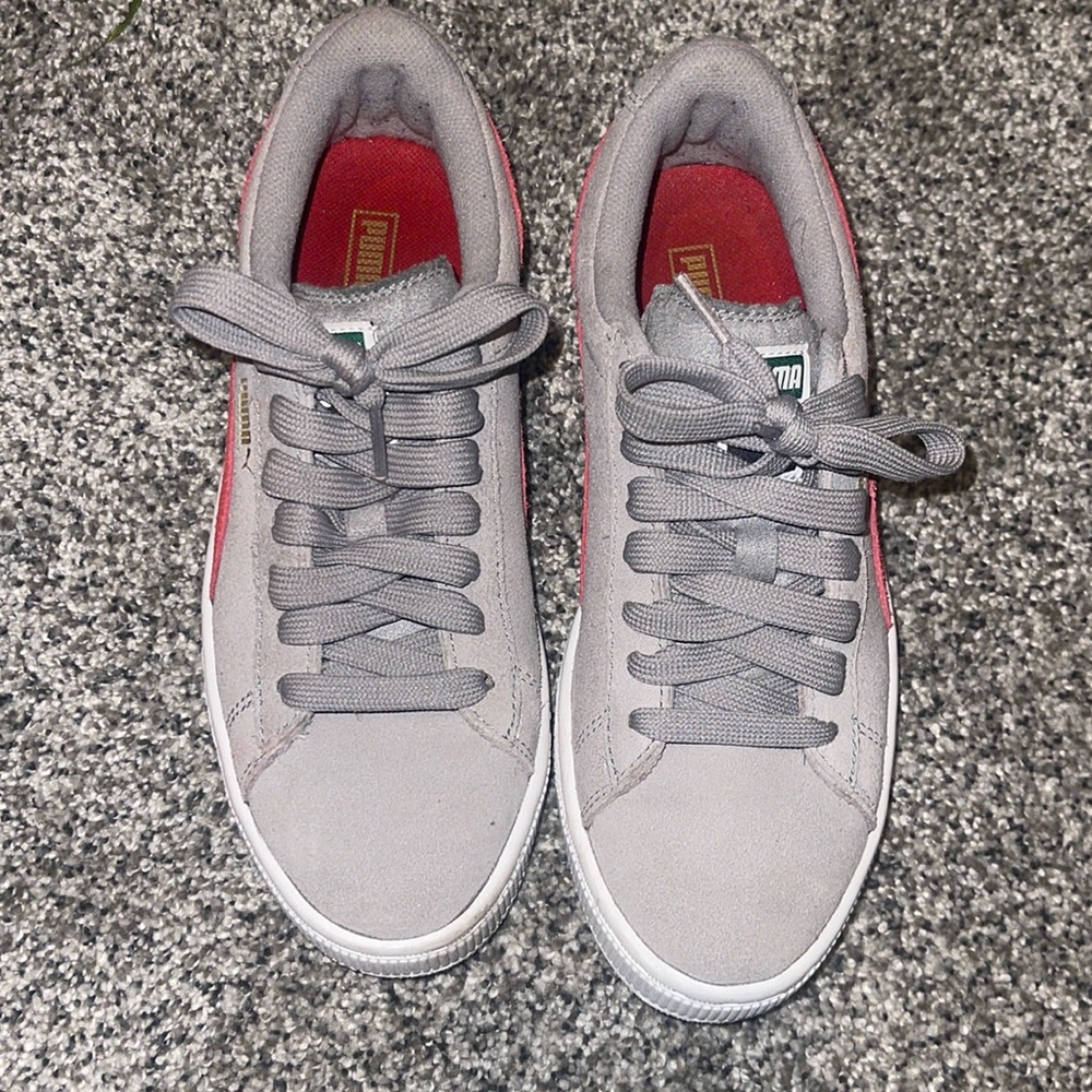 Grey & Red Pumas